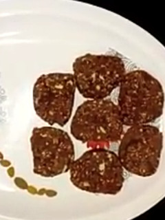 तिल गुड खजूर की बर्फी (Til Gur Khajoor ki Barfi recipe in Hindi) रेसिपी मुख्य फोटो