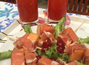 Una foto de Bocados frescos para las Fiestas: melón y prosciutto