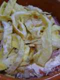 Cazuelas con huevo en tiras y pollo