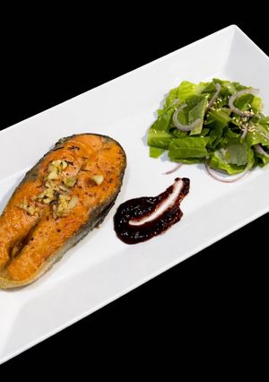 Hình của món SP.0932 - Cá Hồi Áp Chảo Sốt Dâu Tằm & Salad Giấm Mè.