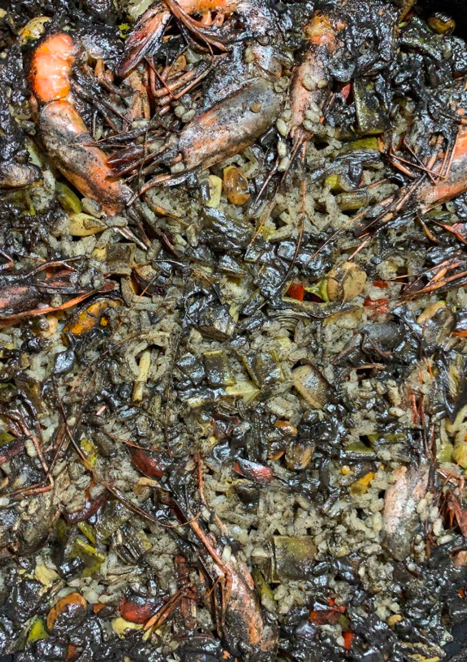 Una foto de Arroz negro con marisco y verduras