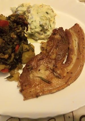 A picture of Broccoli &spinach salad with fried pork.