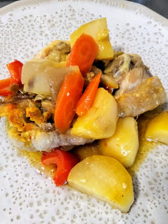 Una foto de Pollo con verduras