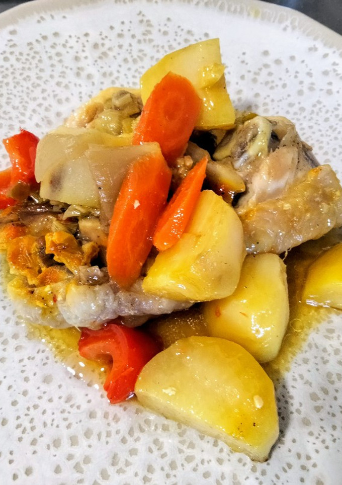 Una foto de Pollo con verduras