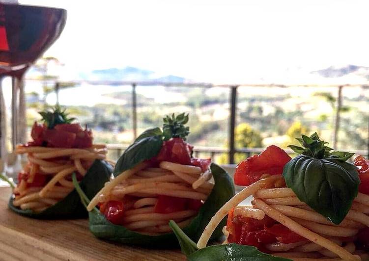 How to Prepare Award-winning Barchette di basilico con spaghetti al pomodoro 🌷