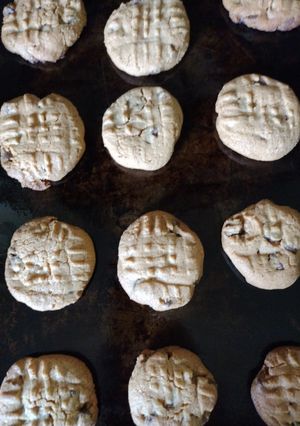 A picture of Peanut Butter Chocolate Chip Cookies GF.