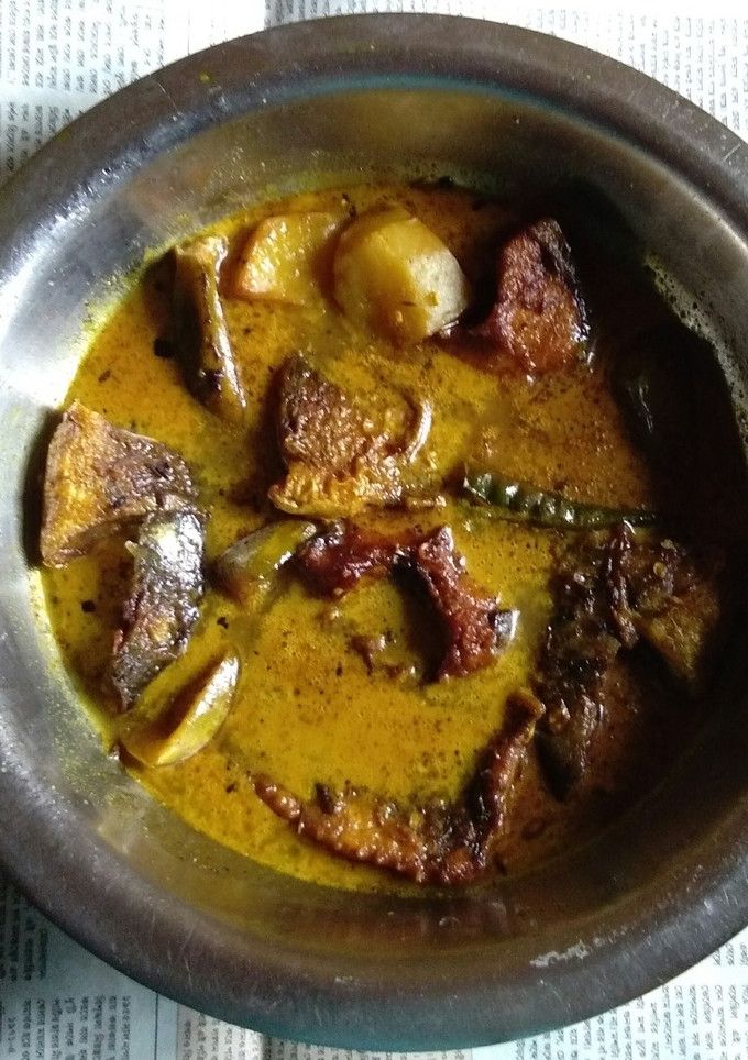 আলু বেগুন দিয়ে মাছের ঝোল(aloo begun diye macher jhol recipe in Bengali) রেসিপির প্রধান ছবি