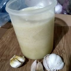 A picture of Garlic paste.