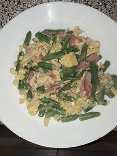 Foto de Ovos mexidos com feijão verde e bacon