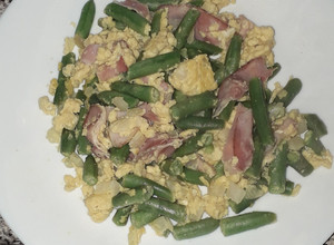 Foto de Ovos mexidos com feijão verde e bacon