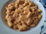 A picture of creamy garlic pesto sauce