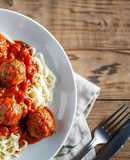 Albóndigas de carne en salsa con fideos