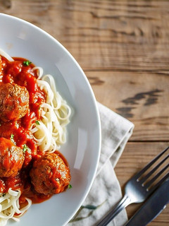 Una foto de Albóndigas de carne en salsa con fideos