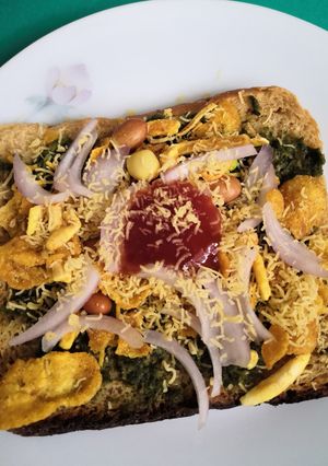 A picture of Corn chivda sandwich.
