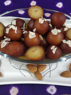 ગુલાબ જાંબુ (Gulab Jamun Recipe In Gujarati) રેસીપી મુખ્ય ફોટો