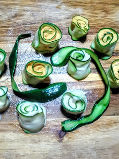 Una foto de Rulos de calabacín con crema de zanahoria/hummus de garbanzo