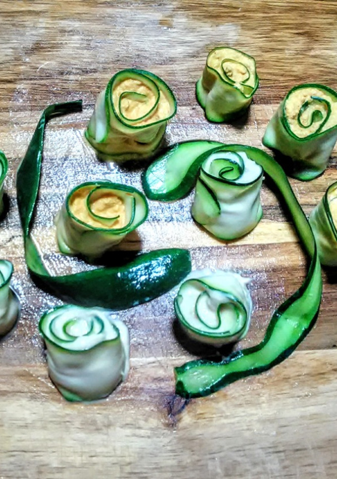Una foto de Rulos de calabacín con crema de zanahoria/hummus de garbanzo
