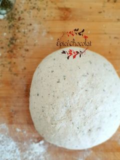 Une photo de Pâte a pizza aux herbes et levain
