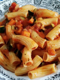 Una foto de Tortiglioni con calabacín y zanahoria