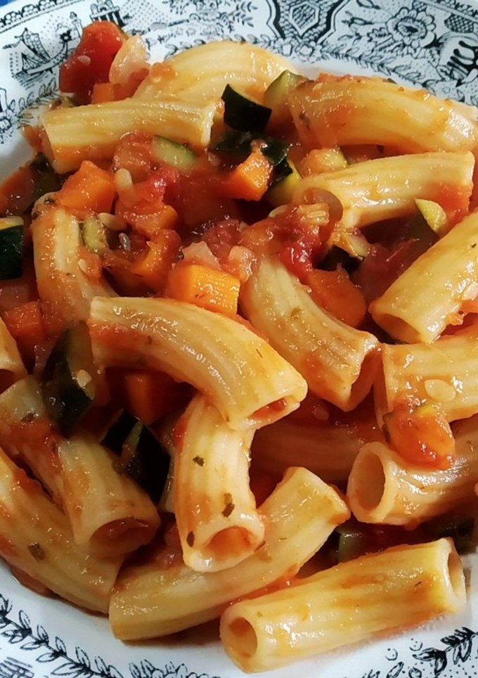 Una foto de Tortiglioni con calabacín y zanahoria