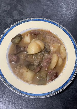 Una foto de Estofado de ternera con patatas y alcachofas