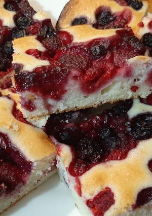 Piros bogyós-joghurtos süti recept fotója