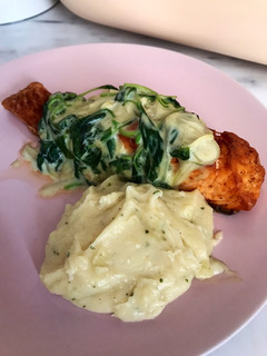 Foto resep Salmon with creamy spinach sauce and mashed potatoes