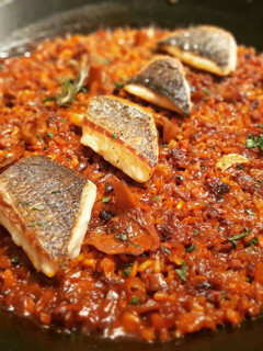 Una foto de Arroz de lubina y rovellons