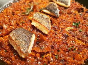 Una foto de Arroz de lubina y rovellons