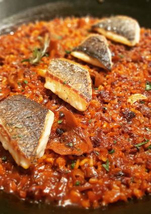 Una foto de Arroz de lubina y rovellons