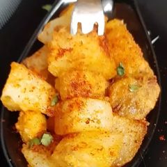 A picture of Aloo chaat / potato chaat.