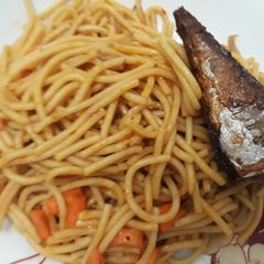 Spagetti with carrots and fried fish A picture of Spagetti with carrots and fried fish.