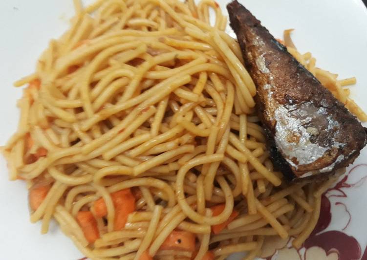 Spagetti with carrots and fried fish