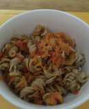 Tirabuzones integrales con verduras saltadas