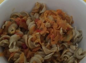 Una foto de Tirabuzones integrales con verduras saltadas