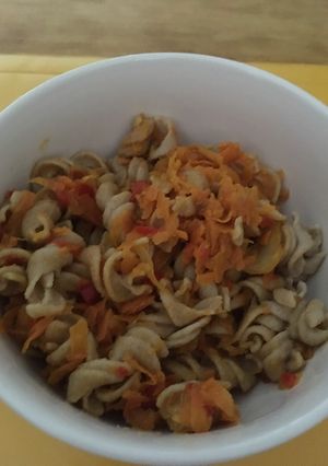 Una foto de Tirabuzones integrales con verduras saltadas