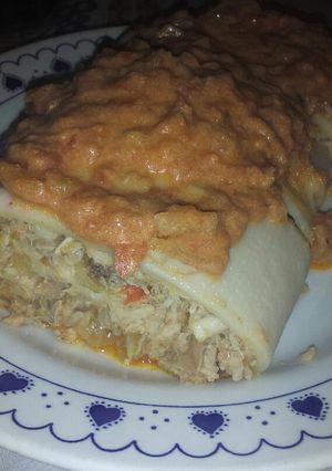 Una foto de Raviolón arrollado de pollo con salsa mixta