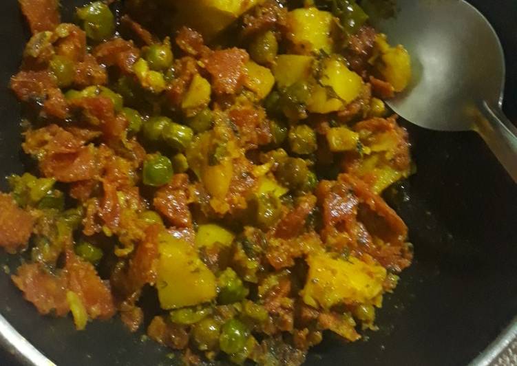 Step-by-Step Guide to Prepare Appetizing Aalu gajar matar ki sabji