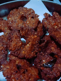 உளுத்தம்பருப்பு பூரண மிளகு வடை(ulunthu poorana milagu vadai recipe in tamil) செய்முறை முக்கிய புகைப்படம்