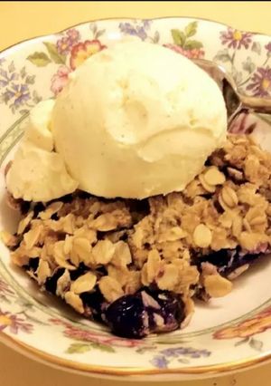 A picture of Mom's Classic Blueberry Crisp.