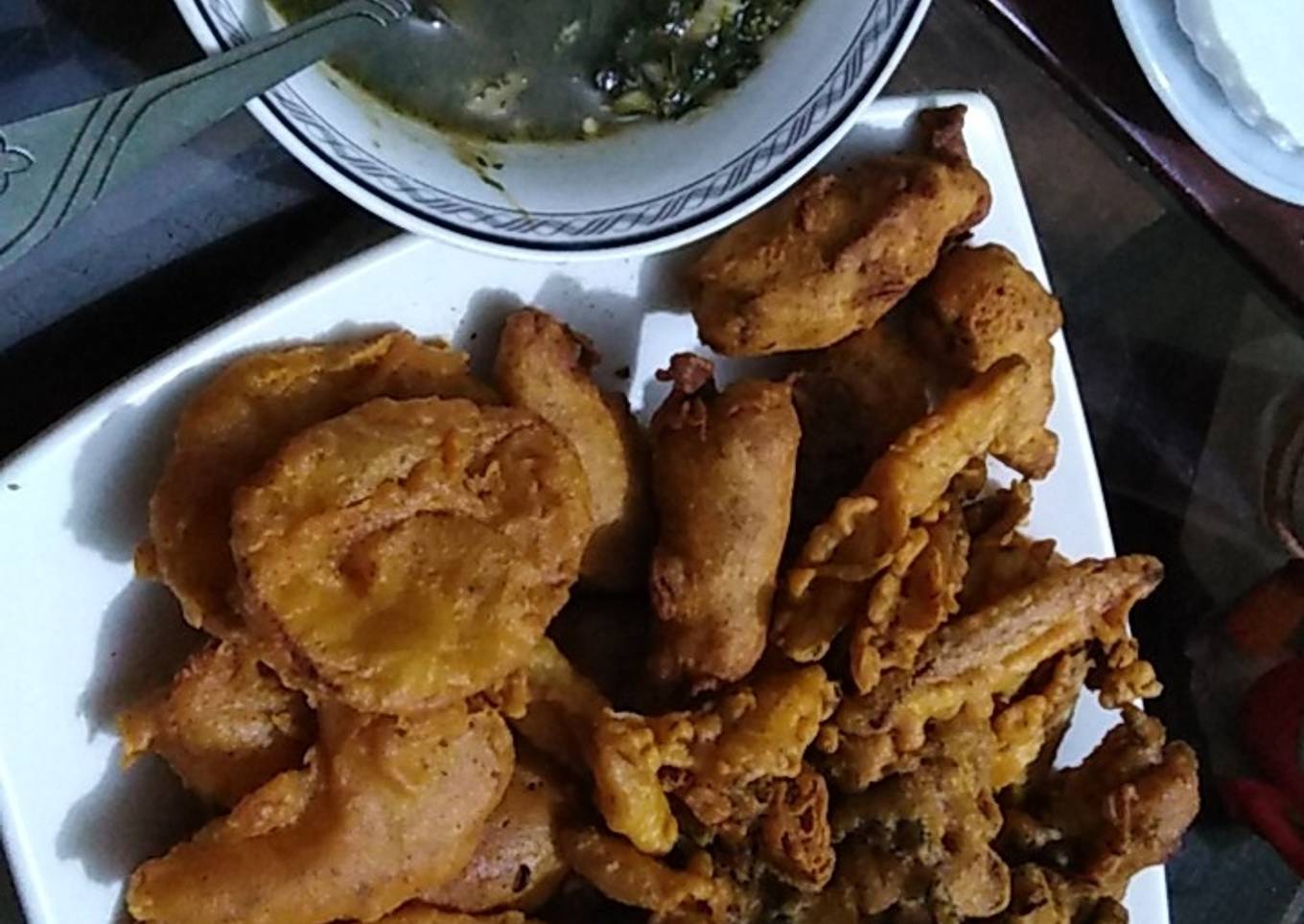 Pakora platter with green chatni