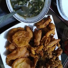 A picture of Pakora platter with green chatni.