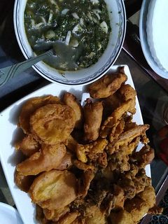 A picture of Pakora platter with green chatni.