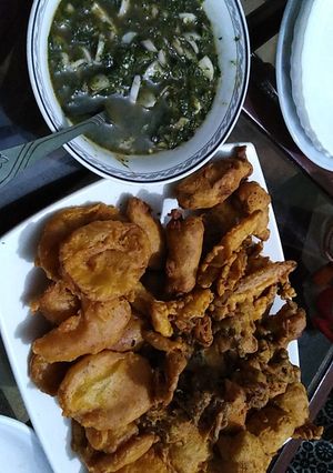 A picture of Pakora platter with green chatni.