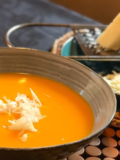 Una foto de Crema de zanahoria 🥕 con queso fundido