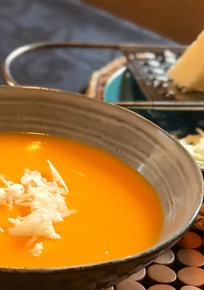 Una foto de Crema de zanahoria 🥕 con queso fundido