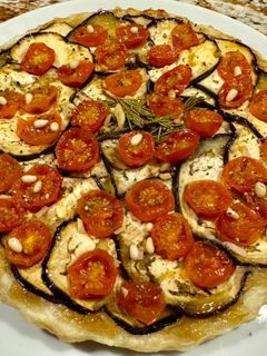 Una foto de Tarta Tatín de berenjenas y tomatitos
