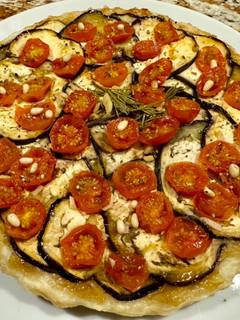 Foto principal de Tarta Tatín de berenjenas y tomatitos