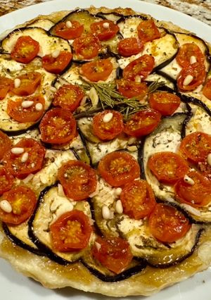 Una foto de Tarta Tatín de berenjenas y tomatitos