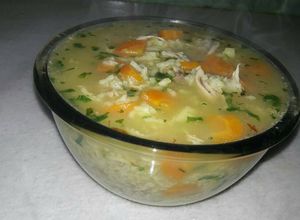 صورة لوصفة شوربة الدجاج والرز بالخضار 🍲🍜